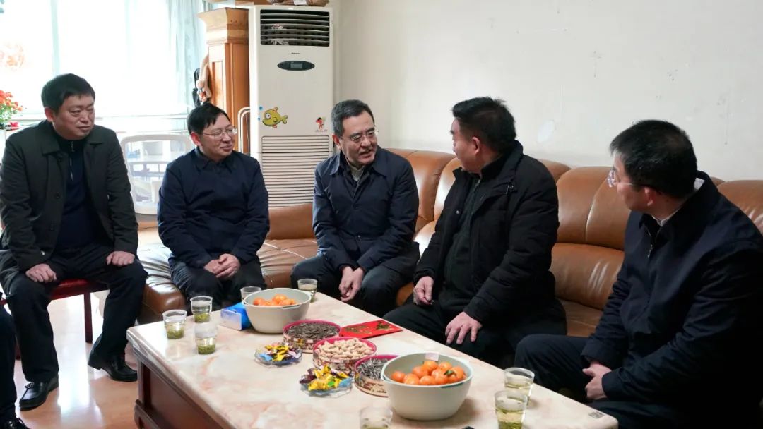 省国资委党委书记、主任冯文生等领导走访慰问省尊龙凯时集团老党员、老干部