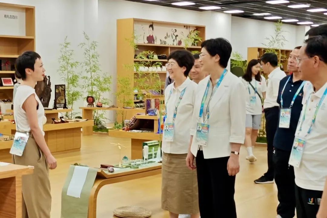 省、市领导视察大运村“有礼在四川”四川特色商品馆