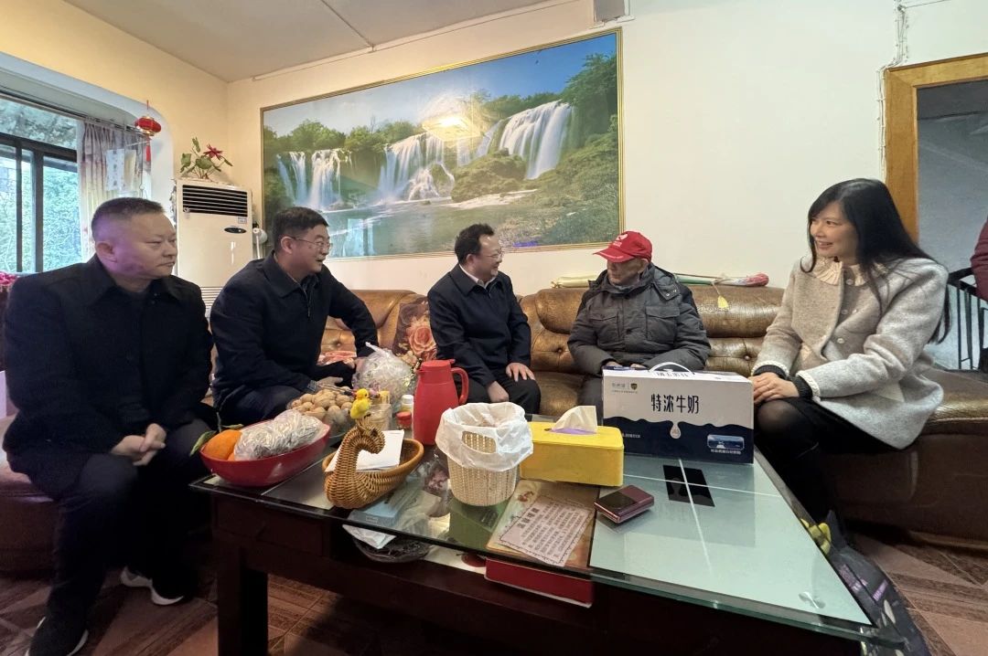 省国资委党委委员、副主任何政走访慰问省尊龙凯时集团老党员、老干部